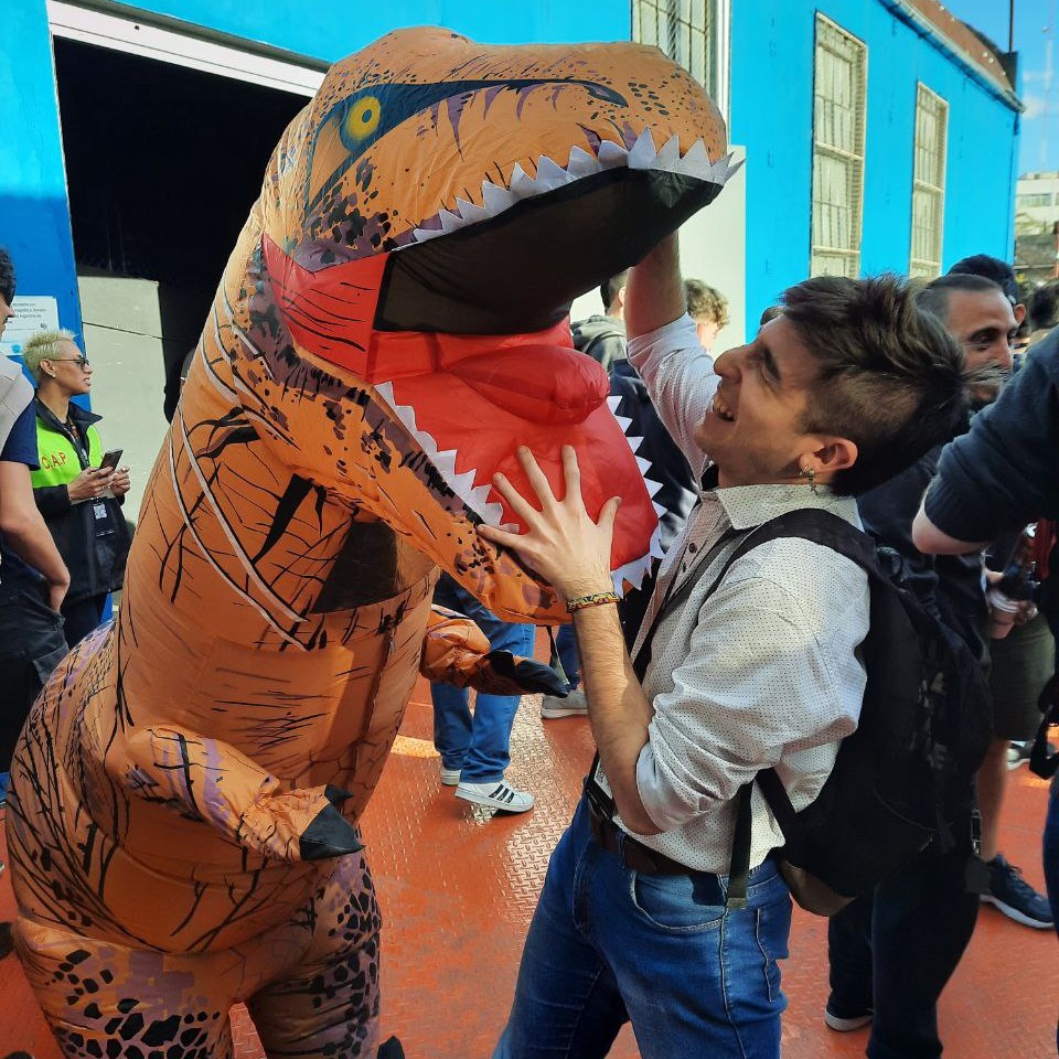 Dante y un dinosaurio